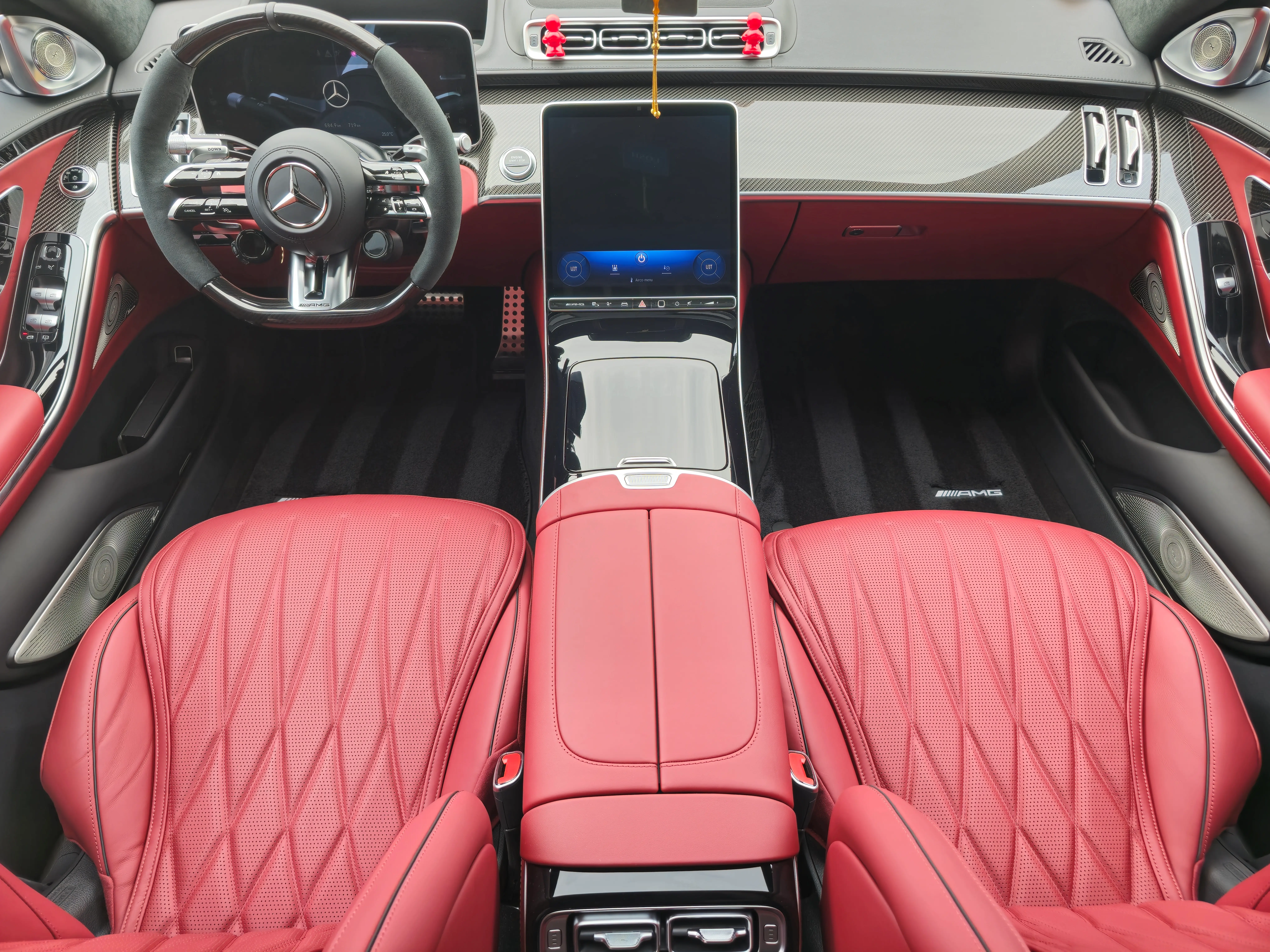 Rood interieur van een witte Mercedes-AMG S63