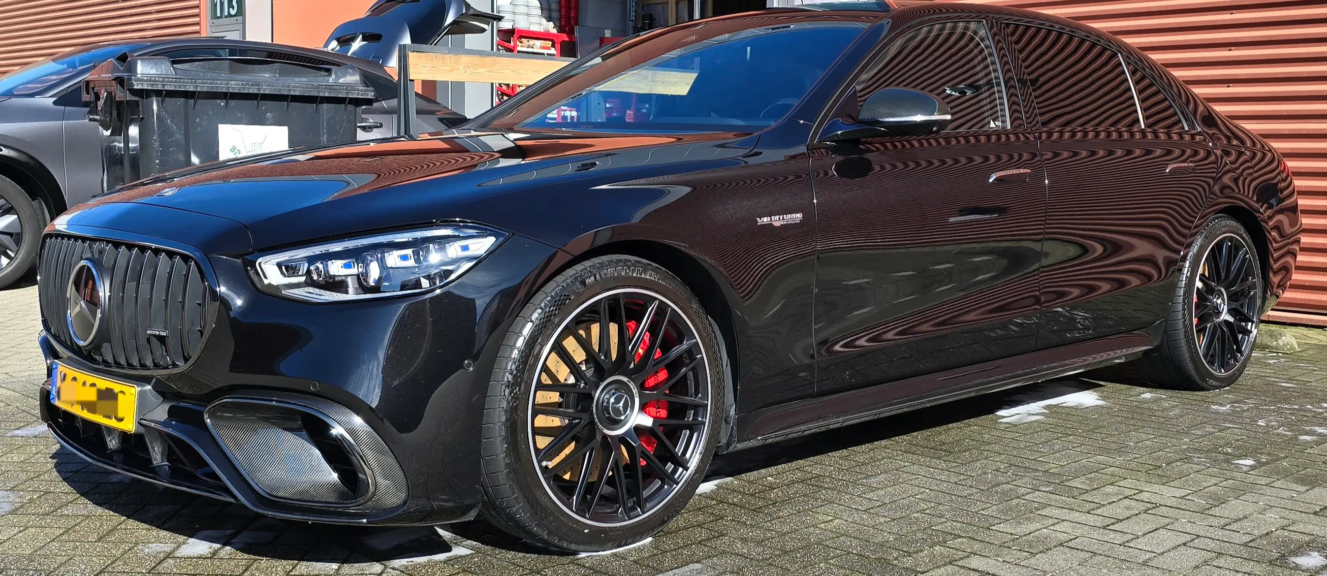 Zwarte Mercedes-AMG S63 na behandeling
